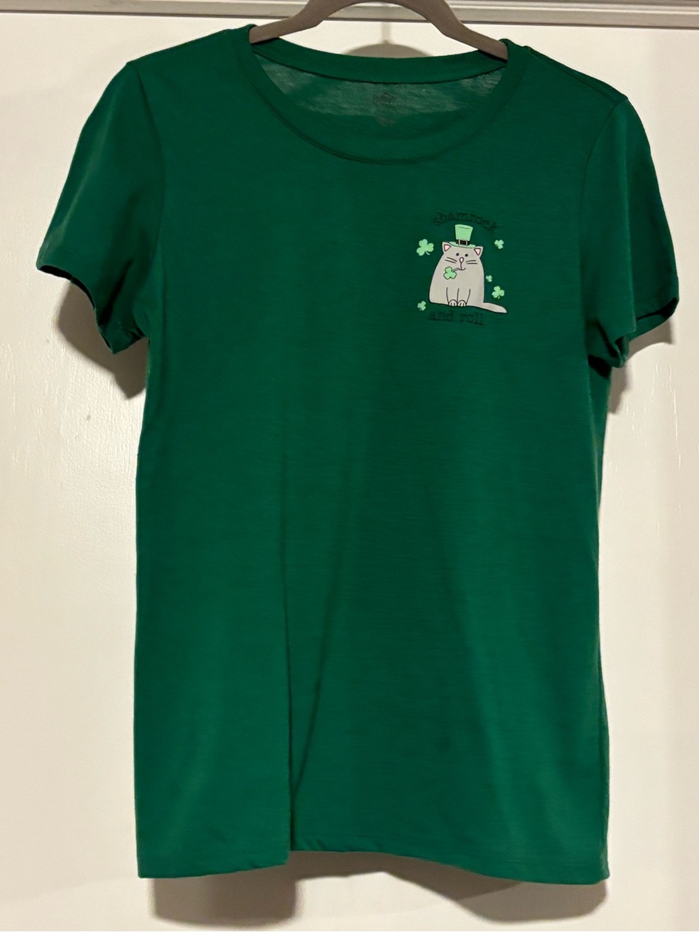 🌸Green Short Sleeve Tee with Lucky Cat Graphic Shamrock and roll